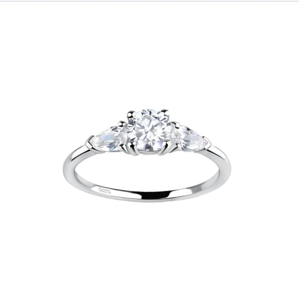 Elegant Sterling Silver Ring. New.